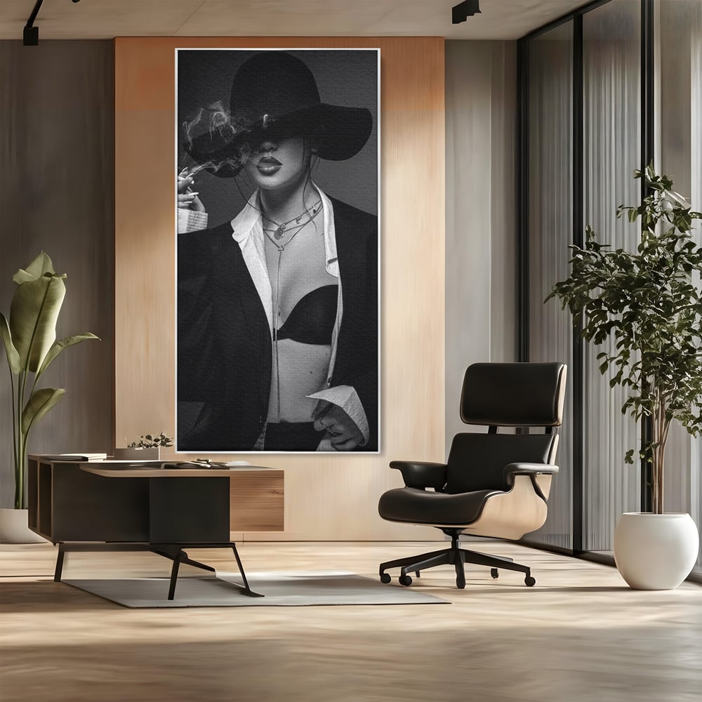 Tablou canvas cu tablou canvas cu femeie fumand sub palarie, in rama de aluminiu argintiu, pe perete intr-un birou